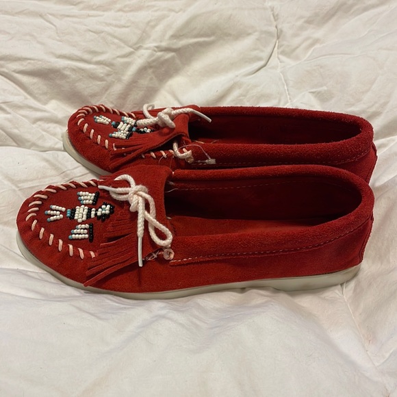 Minnetonka Red Kilty Moccasins Women's Size 8 1/2 - Picture 4 of 9